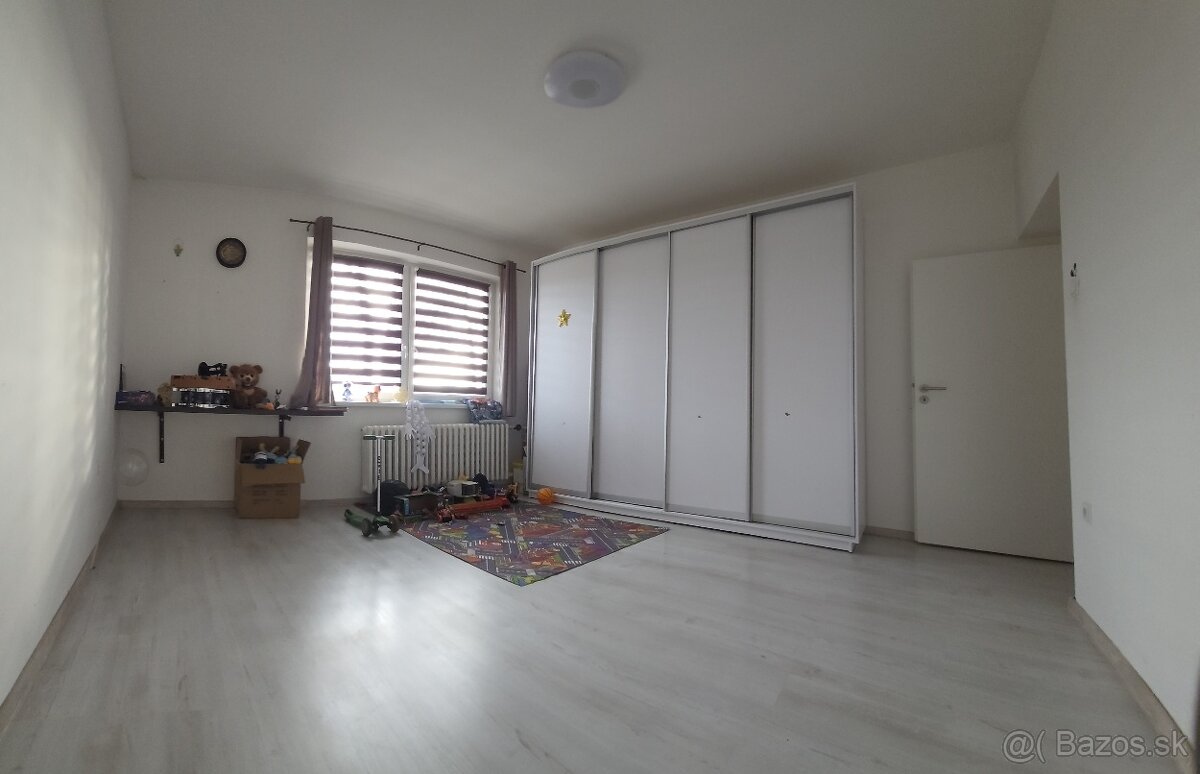 EXKLUZÍVNA PONUKA : Priestranný rodinný dom s garážou , obkl - 3