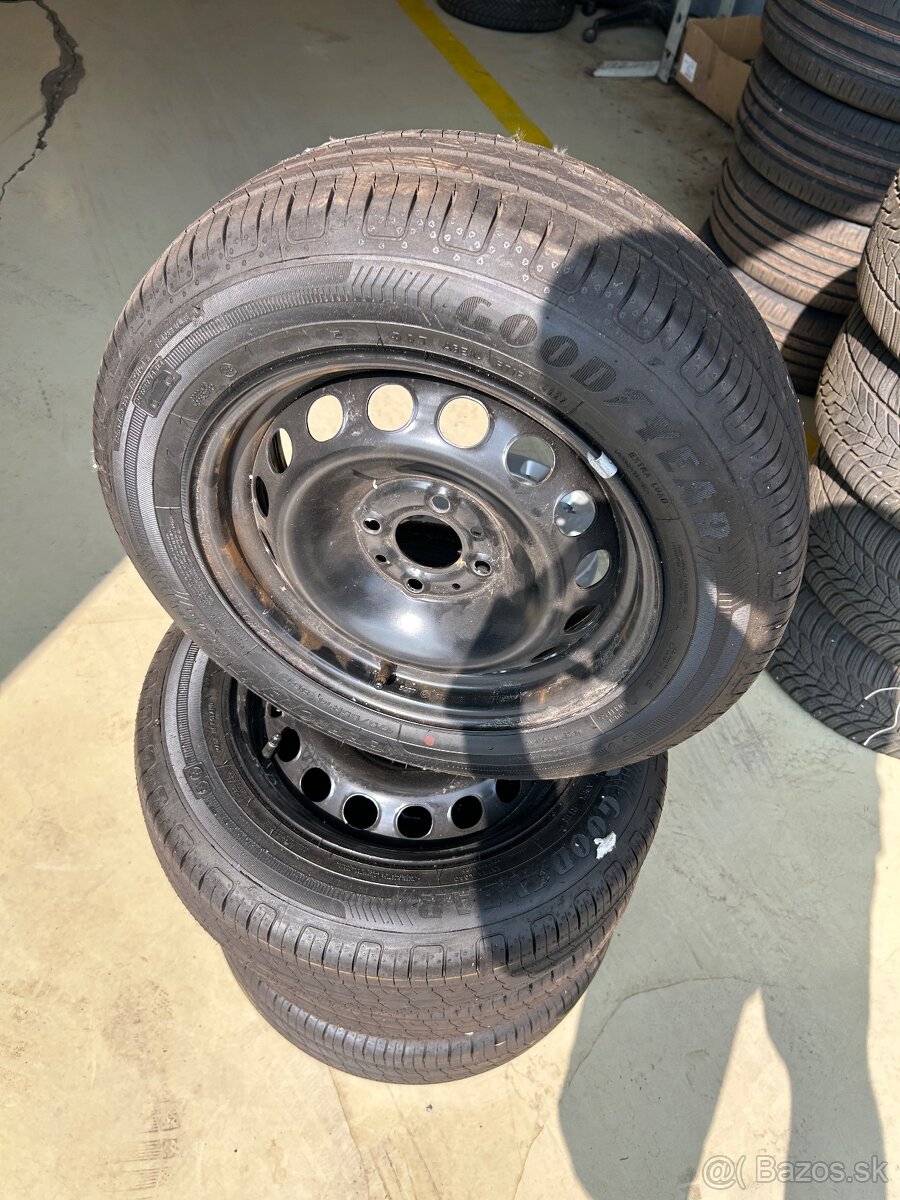 Predám preumatiky s diskami na Fiat 500 + puklice - 3