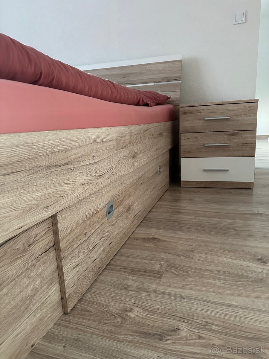 Posteľ s nočnými stolíkmi - 3