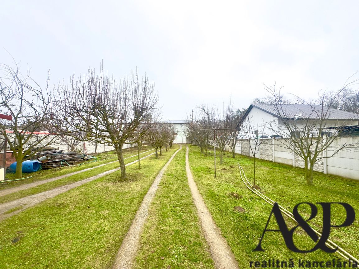 4 IZBOVÝ RD S GARÁŽOU, POZEMOK 776M2, ŽELEZNIČNÁ UL., SENICA - 3