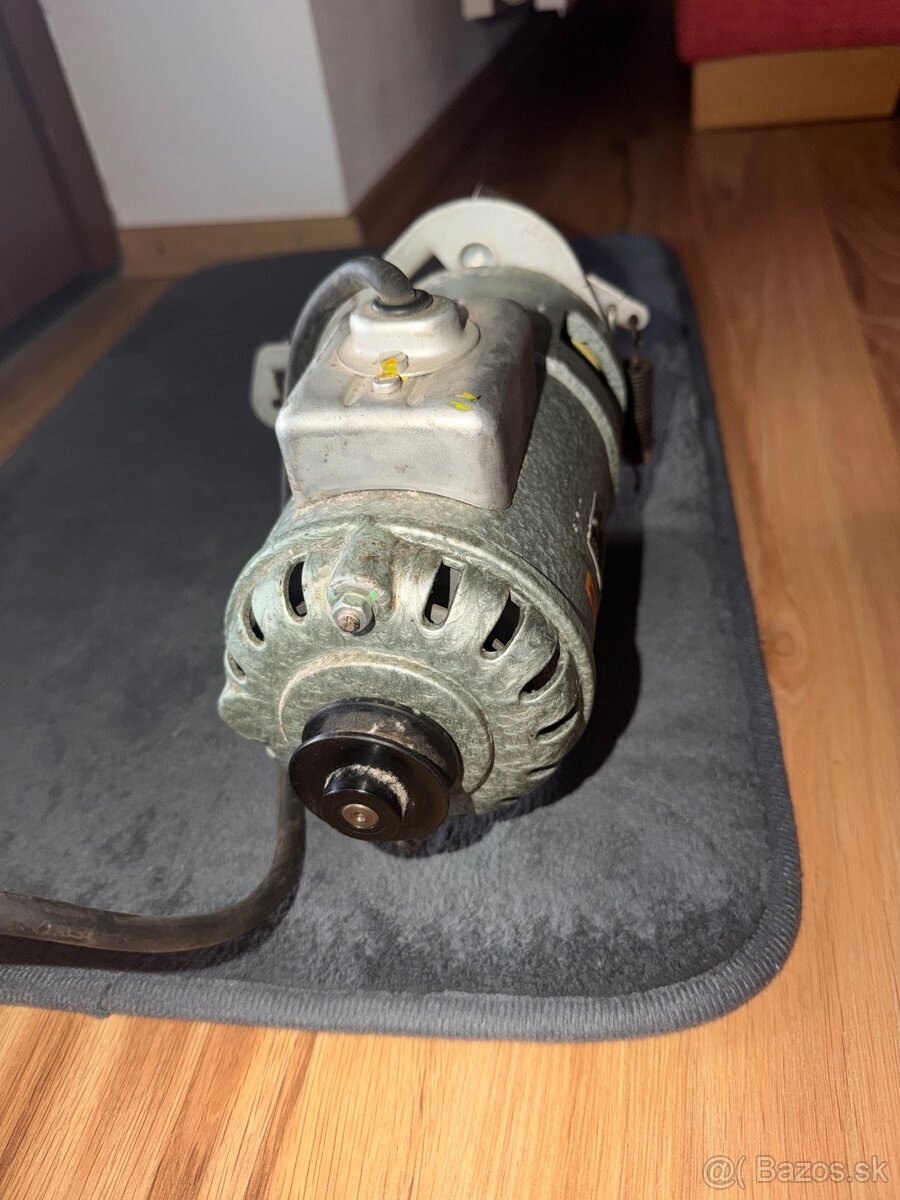 Motor MEZ NÁCHOD, typ EK3L8 135W 220V - 3