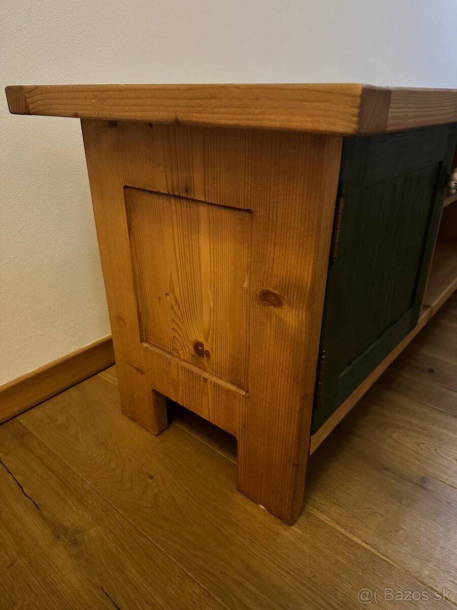 Masívny stolík pod TV - 3