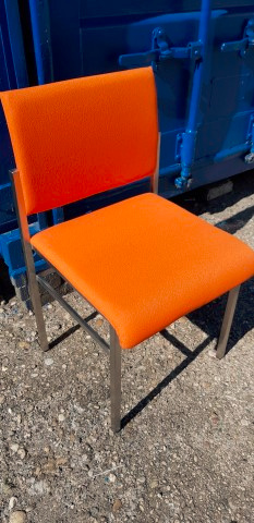2-Oranžová stolička - 3