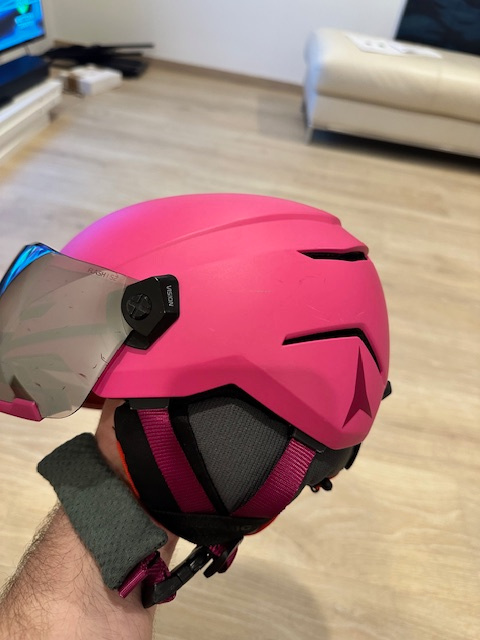 Predám dievčenskú lyžiarsku prilbu s visorom veľkosť XS (48- - 3