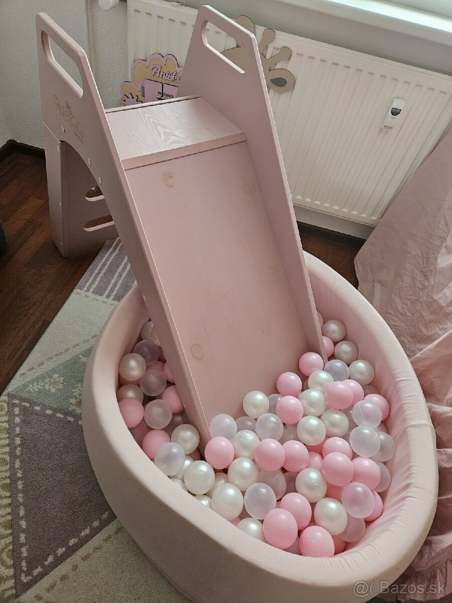 Detska drevena smyklavka a bazenik s gulickami - 3