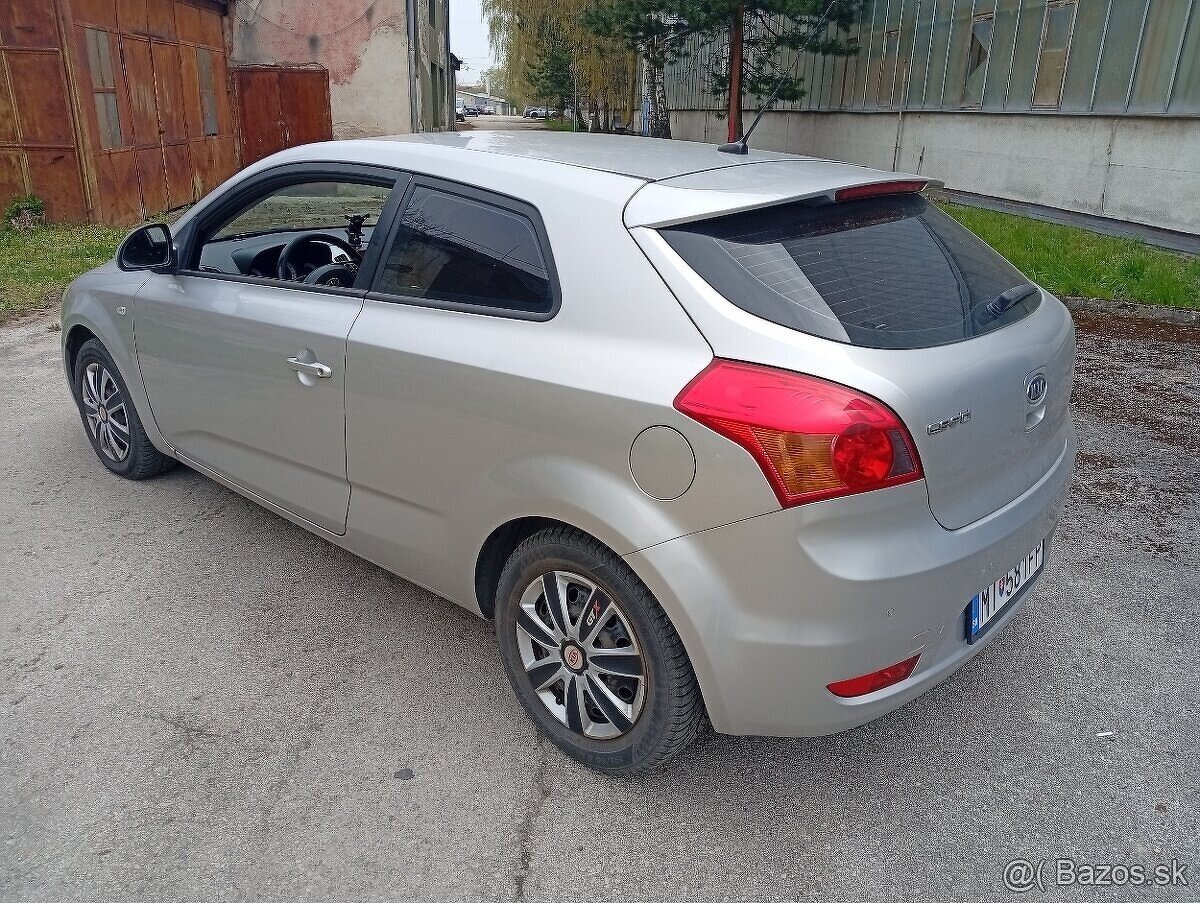 Rozpredám Kia cee'd 1.4 16V 2008 - 3