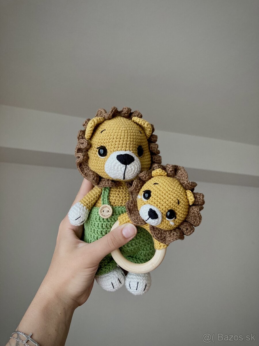 Háčkovaný levík v kombinéze a hrkálka hand made - 3