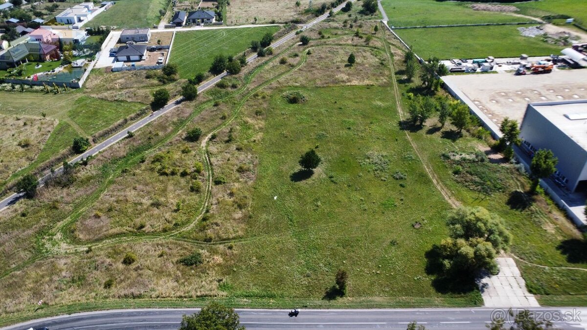 INVESTIČNÝ POZEMOK 2250 M2 NA PREDAJ – KRAKOVANY, časť STRÁŽ - 3