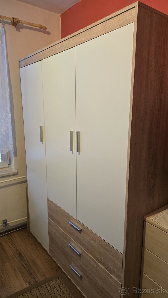 Vešiakova Skriňa - 3