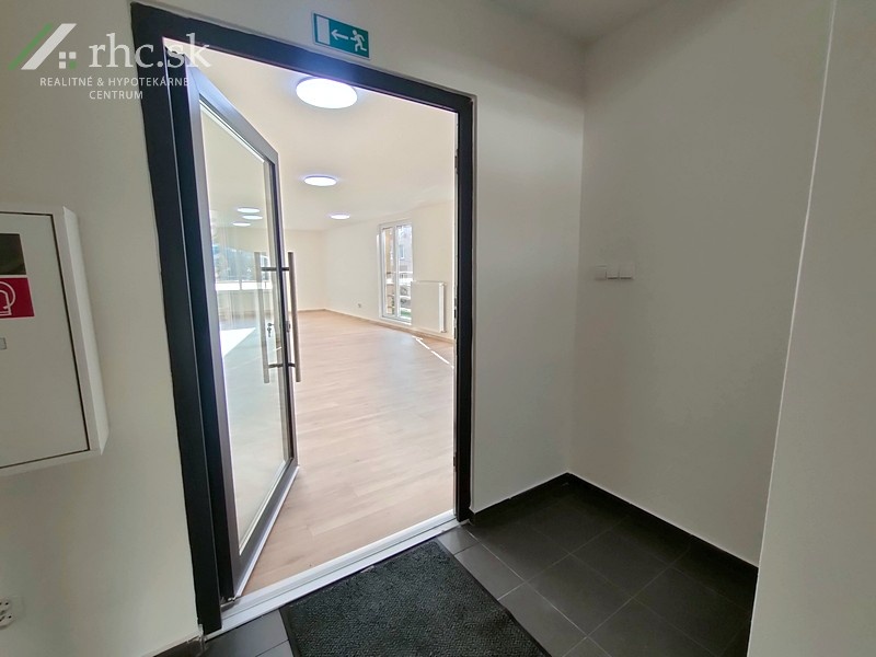 PRENÁJOM PODNIKATEĽSKÝ PRIESTOR NA 1. POSCHODÍ - 3