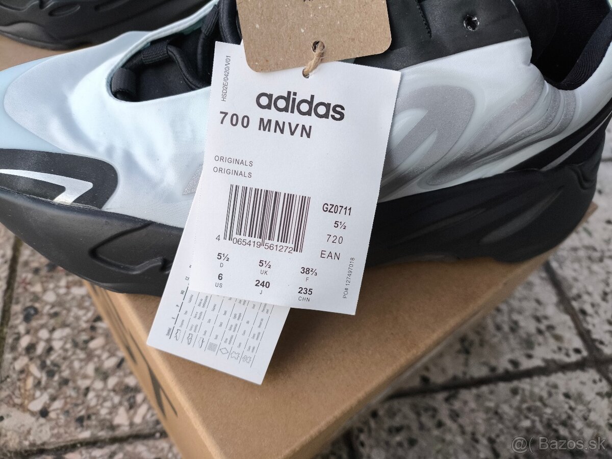 Adidas Yezzy 700 - 3