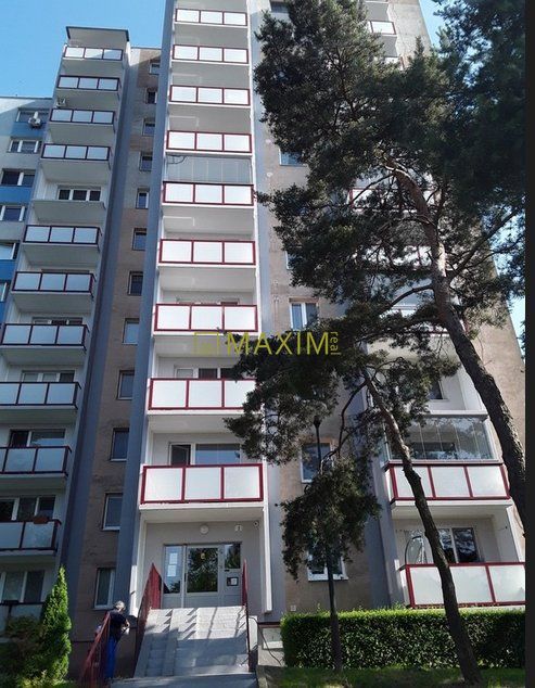 PREDAJ - 2- izbový byt s loggiou na Drobného ulici v Dúbravk - 3