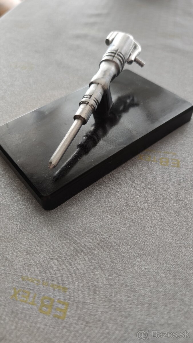 Retro věci - popelníky, bakelitové rádio, lampa,baterky - 3