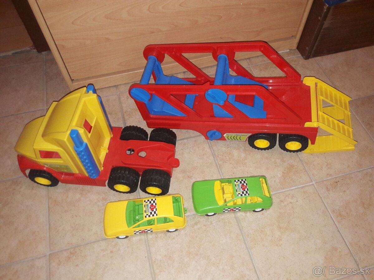 Veľký autoťahač s dvomi autíčkami. - 3