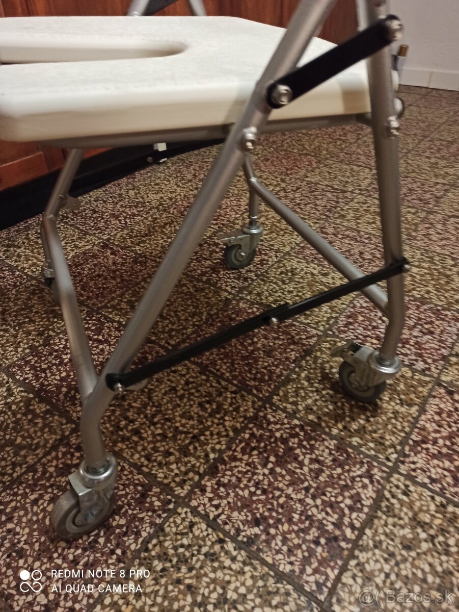 Sprchovacia pojazdná stolička. - 3