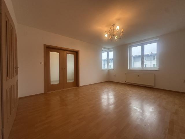 NA PREDAJ VEĽKÝ 3 IZBOVÝ BYT BRATISLAVA - 3
