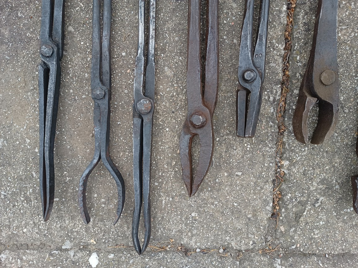 Kováčske kliešte ,náradie,kladiva ,sekera,nebožiec 21 - 3
