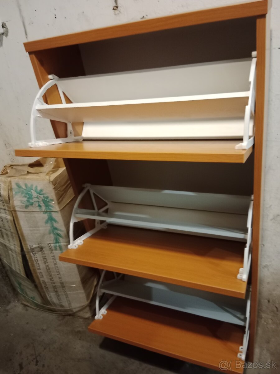 Botník 3-dvierkový, farba čerešňa
- 3