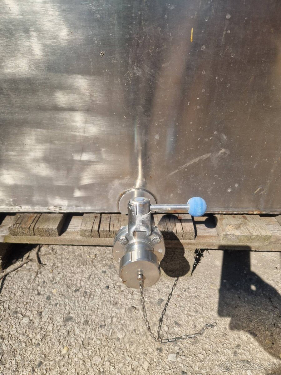 Uzavretá nerezová nádoba 870L - 3