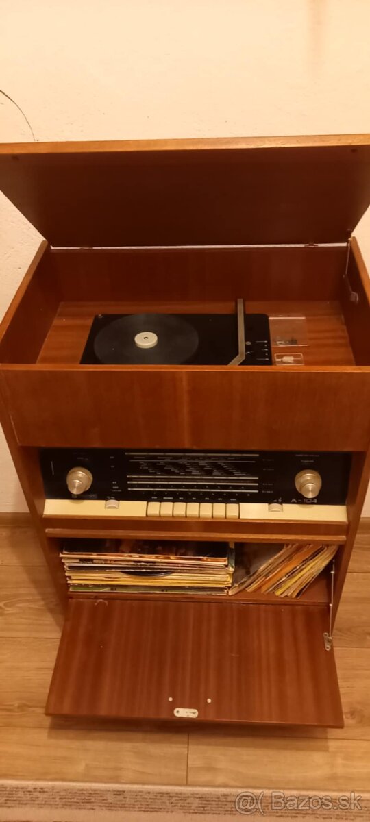 Retro rádio s gramofónom a platne - 3