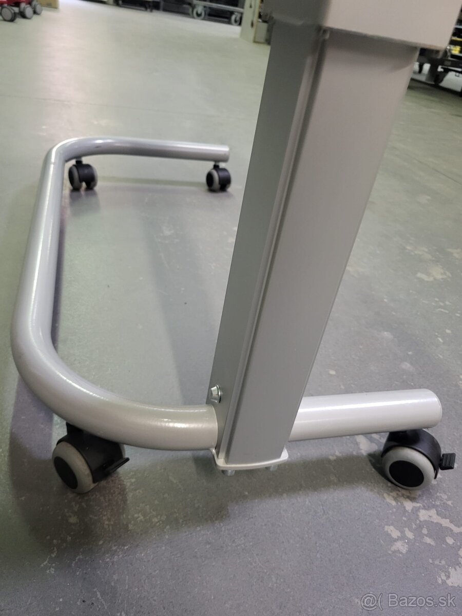 Ošetrovateľský stolík - 3