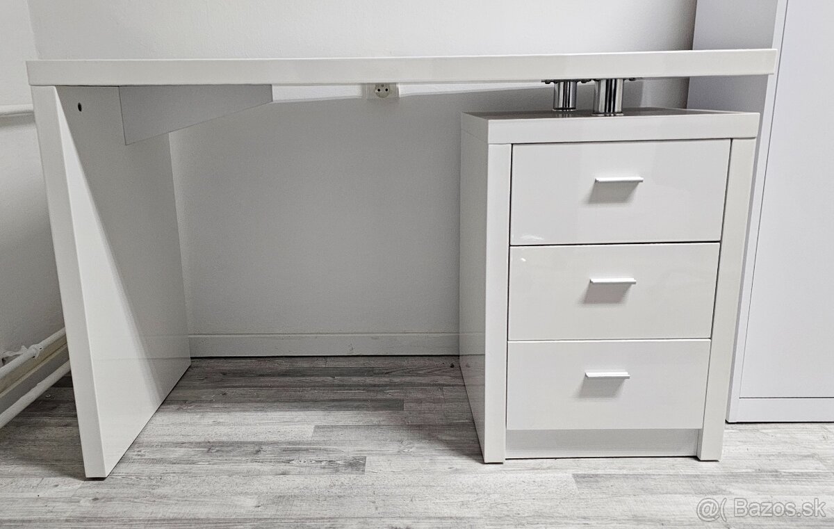 Písacie stoly, kancelárske stoličky, skrinky, gauč, stolík - 3