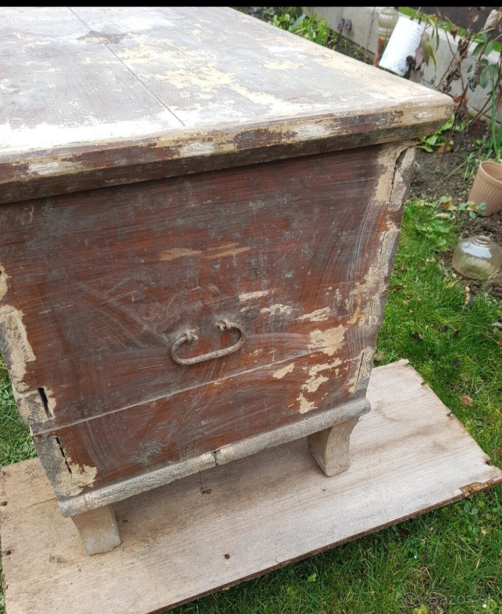stará drevená truhlica starožitnosť - 3
