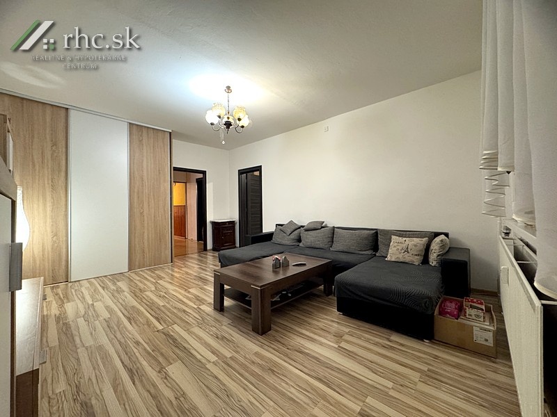 3 IZBÁK V CENTRE S PRESKLENÝM BALKÓNOM - HRNČ., STROPKOV - 3