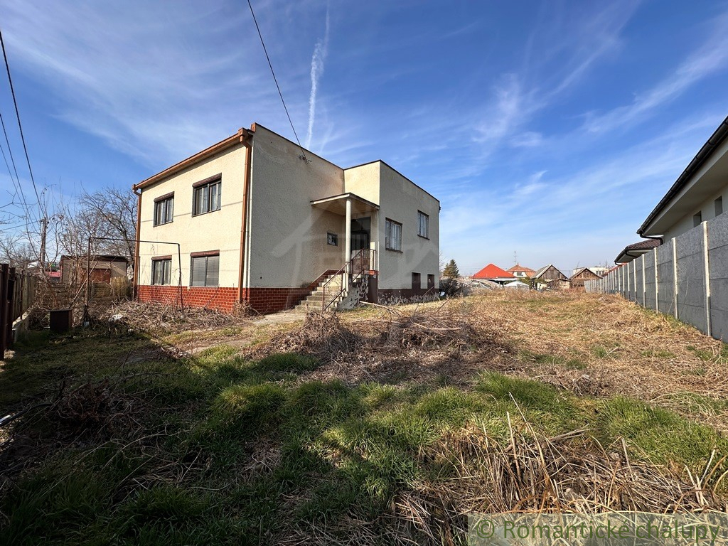 Poschodový 5 izbový rodinný dom v Nesvadoch, 500 m od term - 3