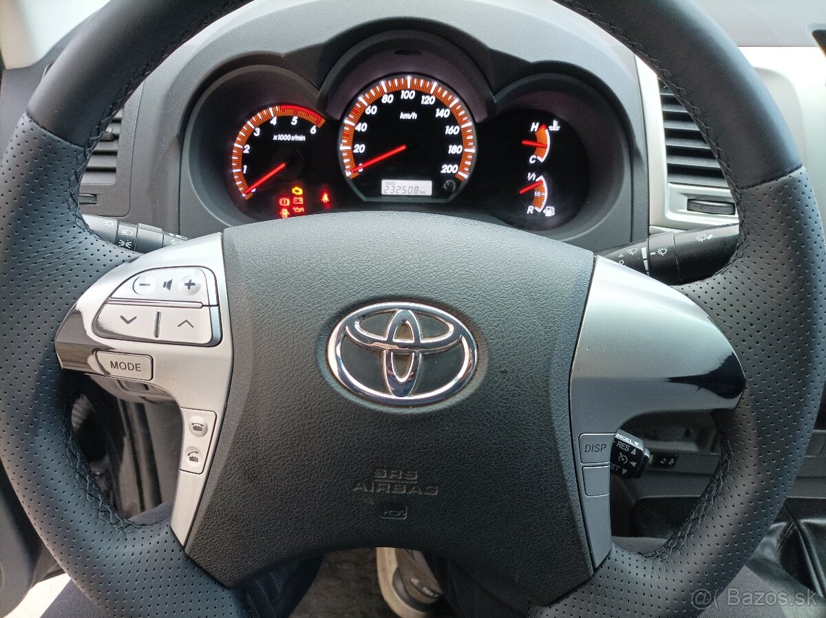 toyota Hilux 3.0 4x4 manuál