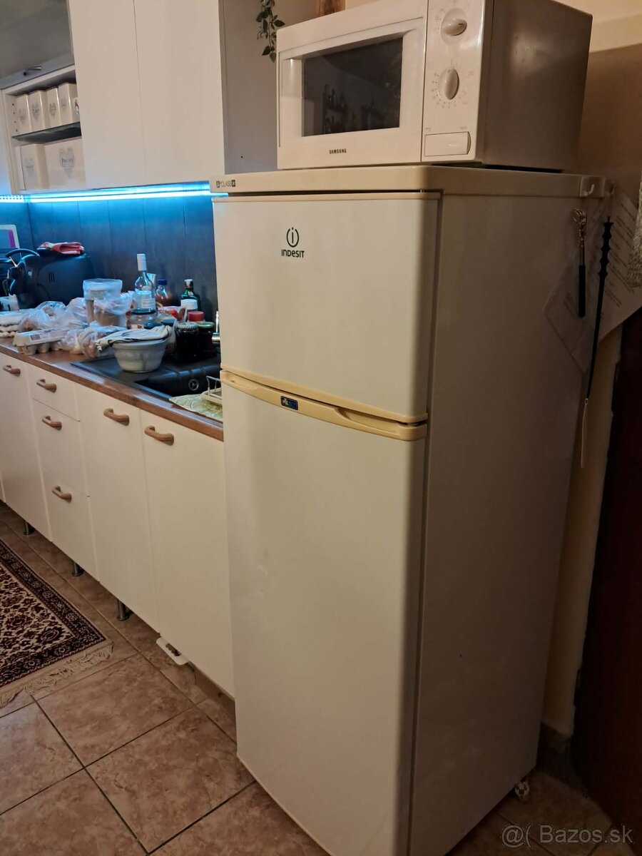 Chladnička s mrazničkou 208 Litrov A+ Indesit - 3