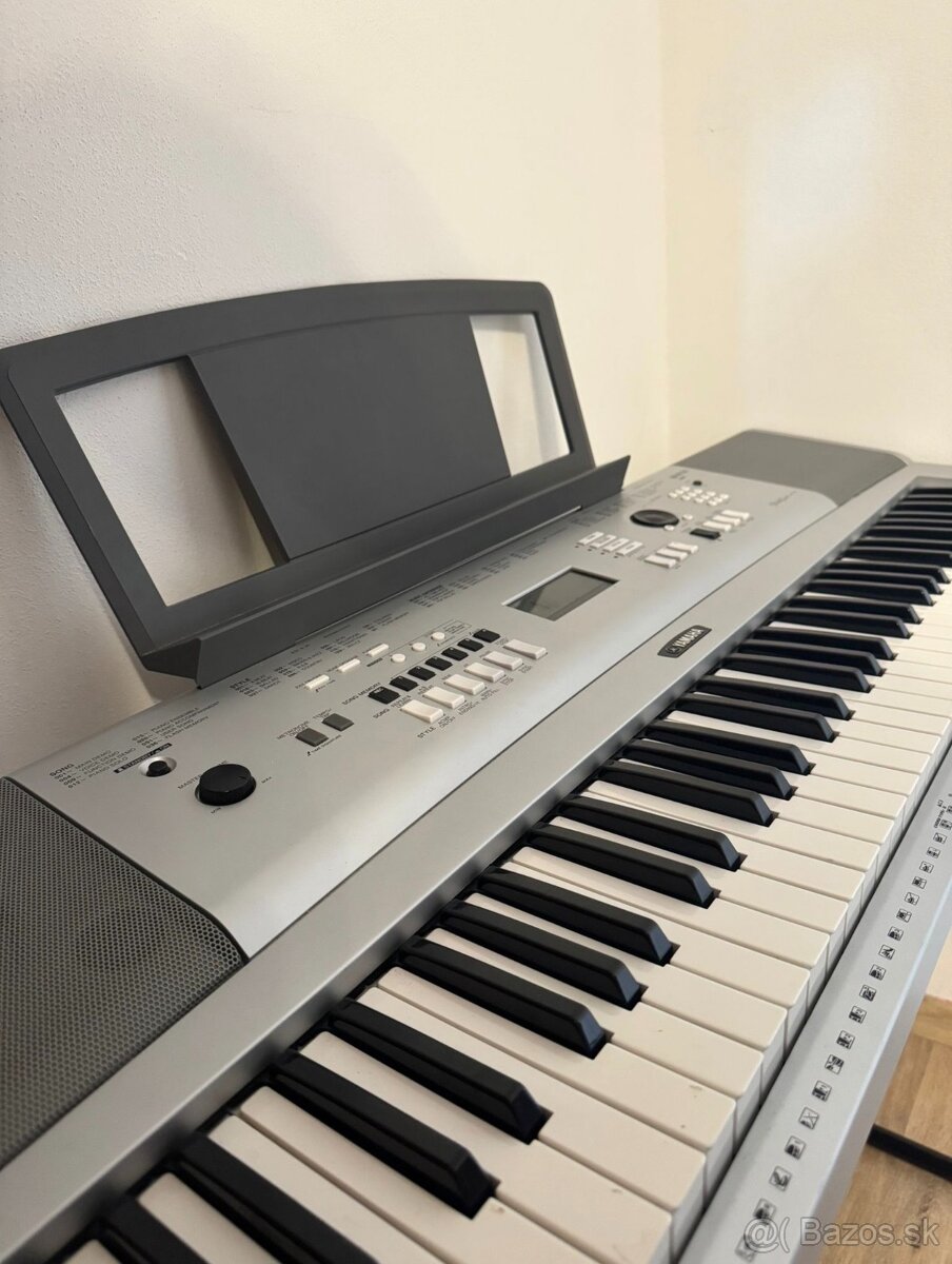 YAMAHA DGX 230 - 3