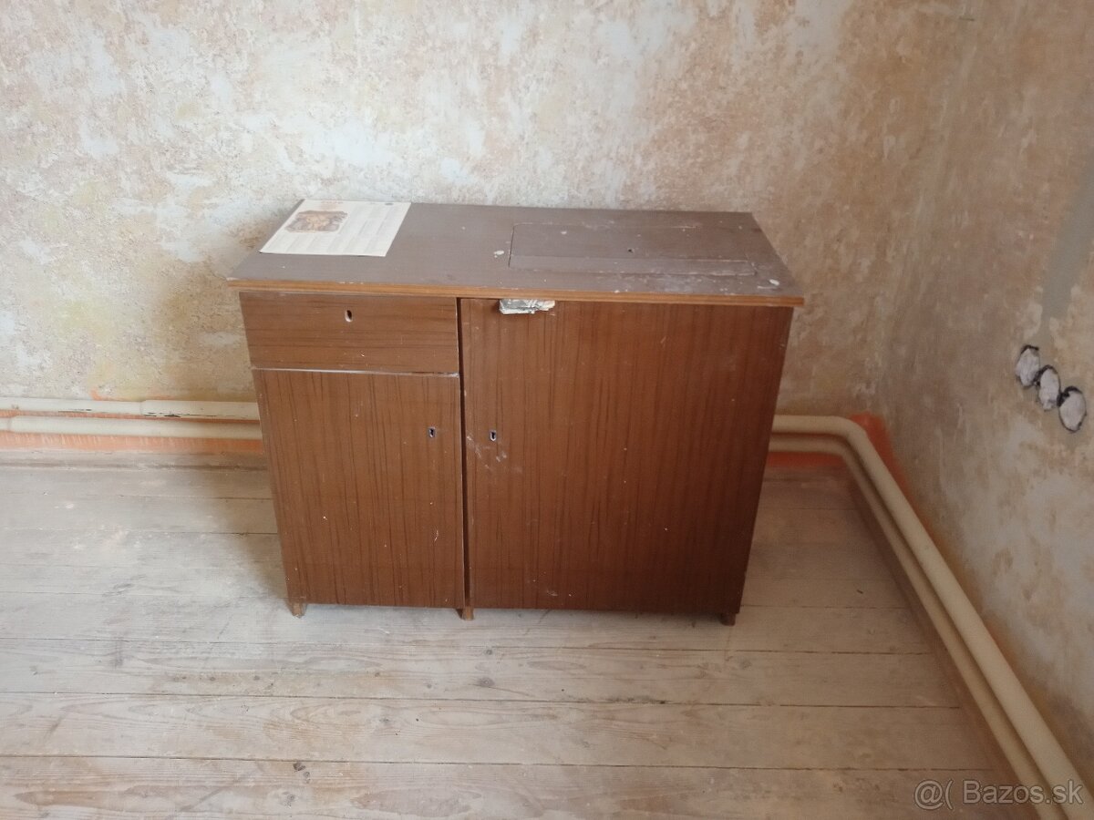 Darujem skriňu a šijací stroj - 3