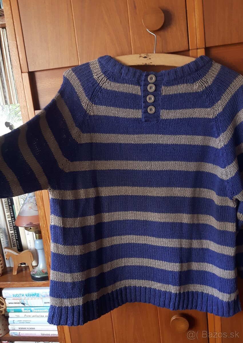Pásikavý svetrík s gombíkmi na chrbte - 3