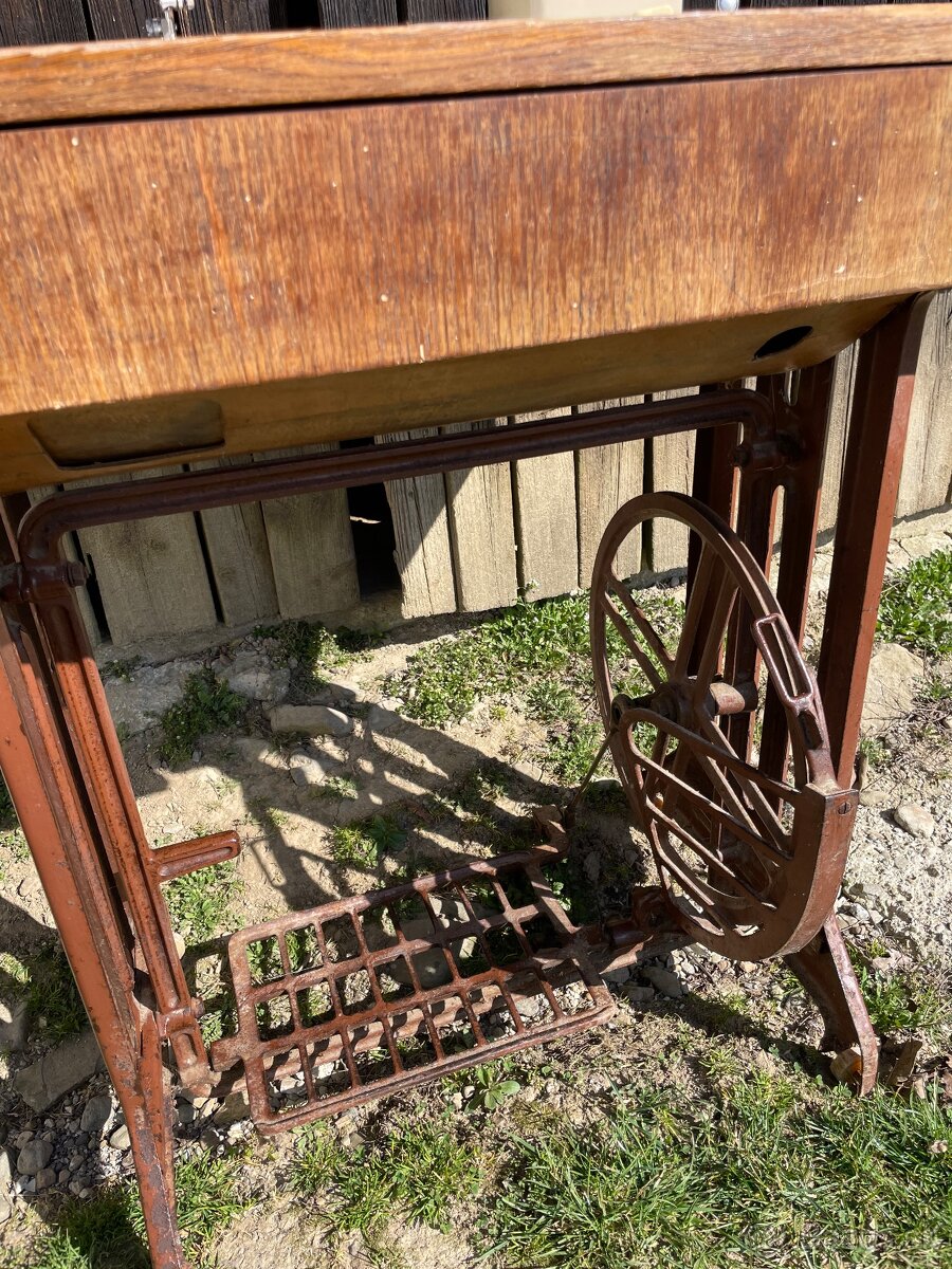 Starožitný Šijaci Stroj Minerva - 3