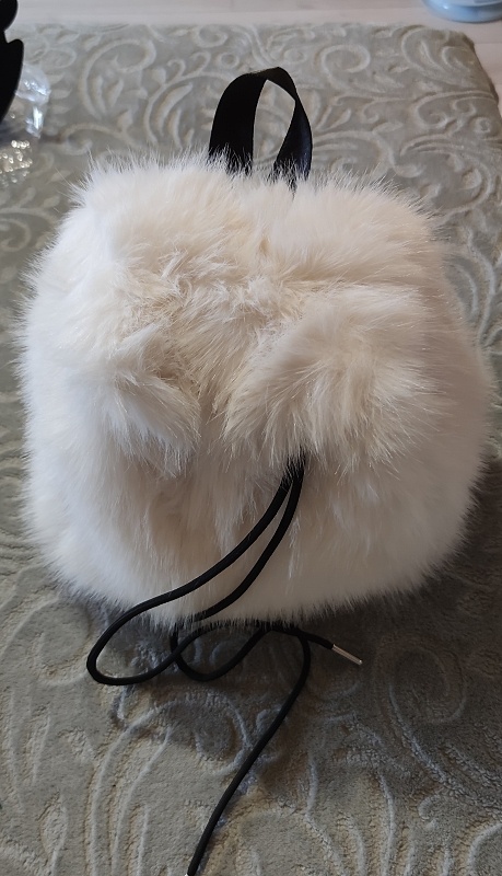 biely chlpatkový batoh - 3