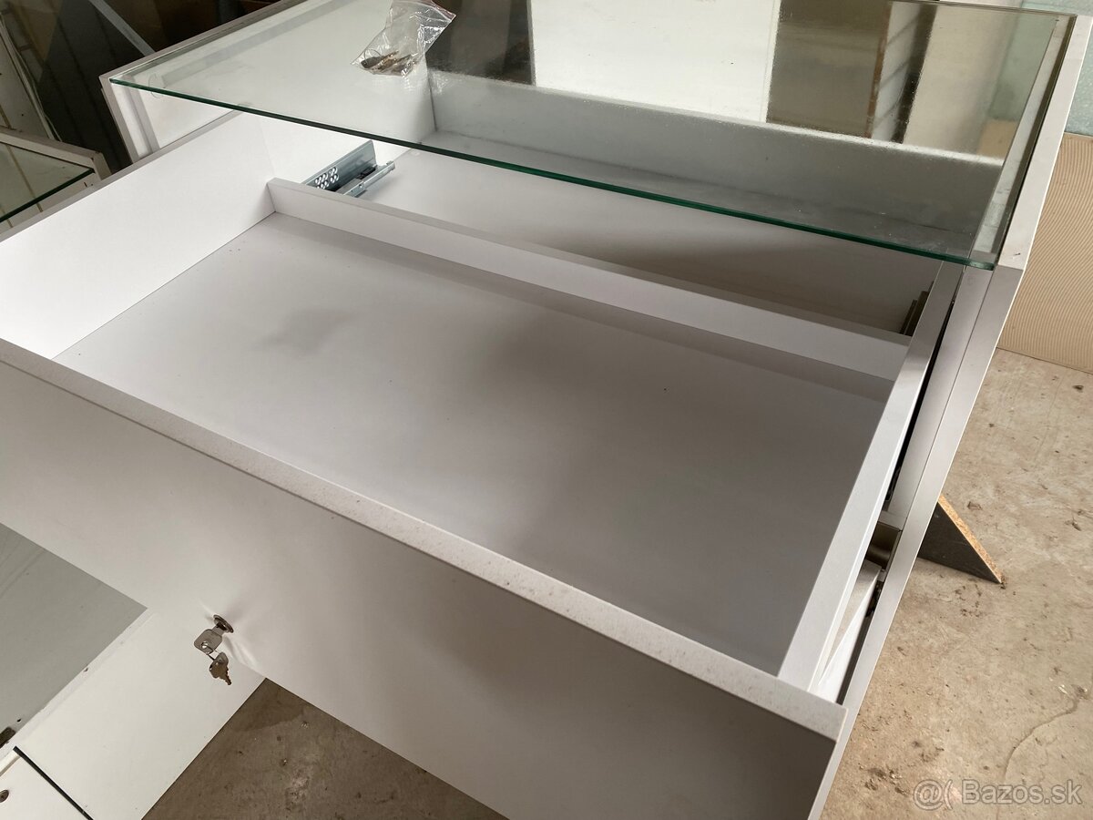 Pult presklený s led osvetlením/ predajňa / kiosk / stánok - 3