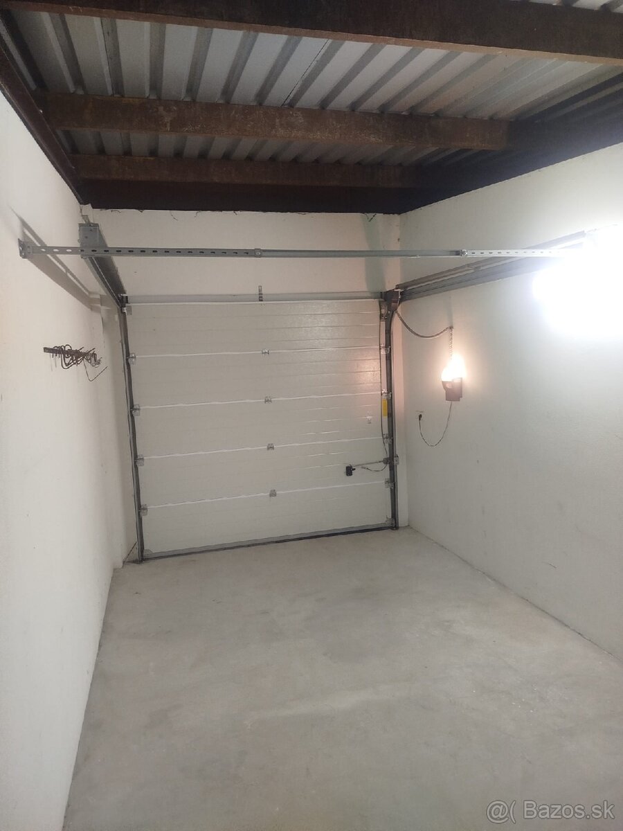 Garáž v garážovom dome trávnilu - 3