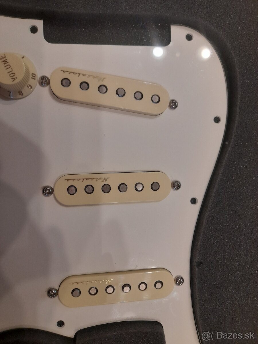 Fender vintage noiseless pickguard - 3