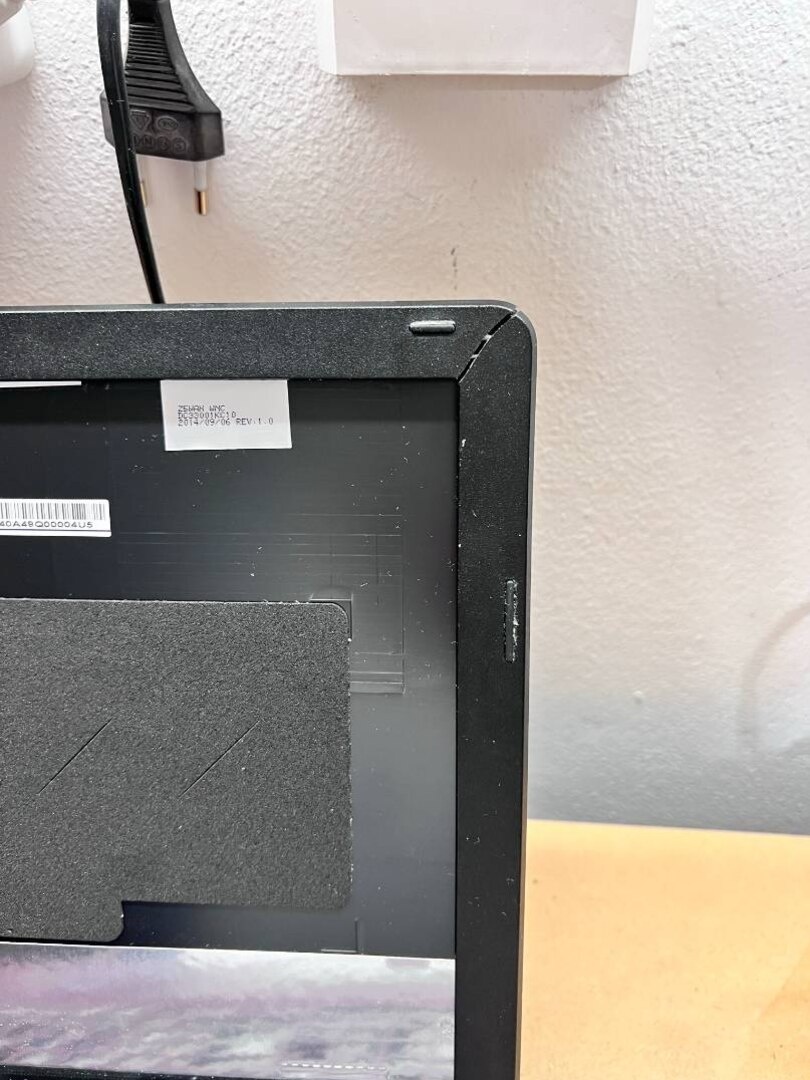 Predám pokazený notebook na náhradné diely zn.Acer E5-571 - 3