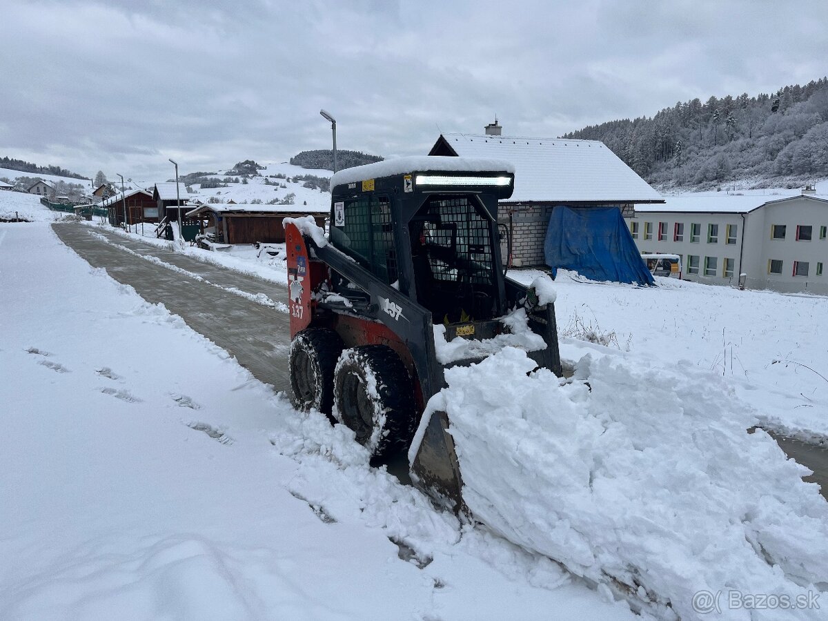 Šmykový nakladač Thomas - 3