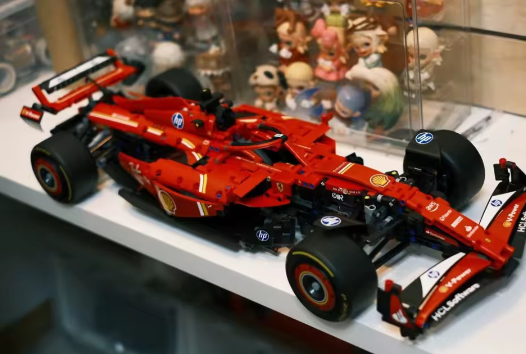 Stavebnice vozu Ferrari SF 24 - 3