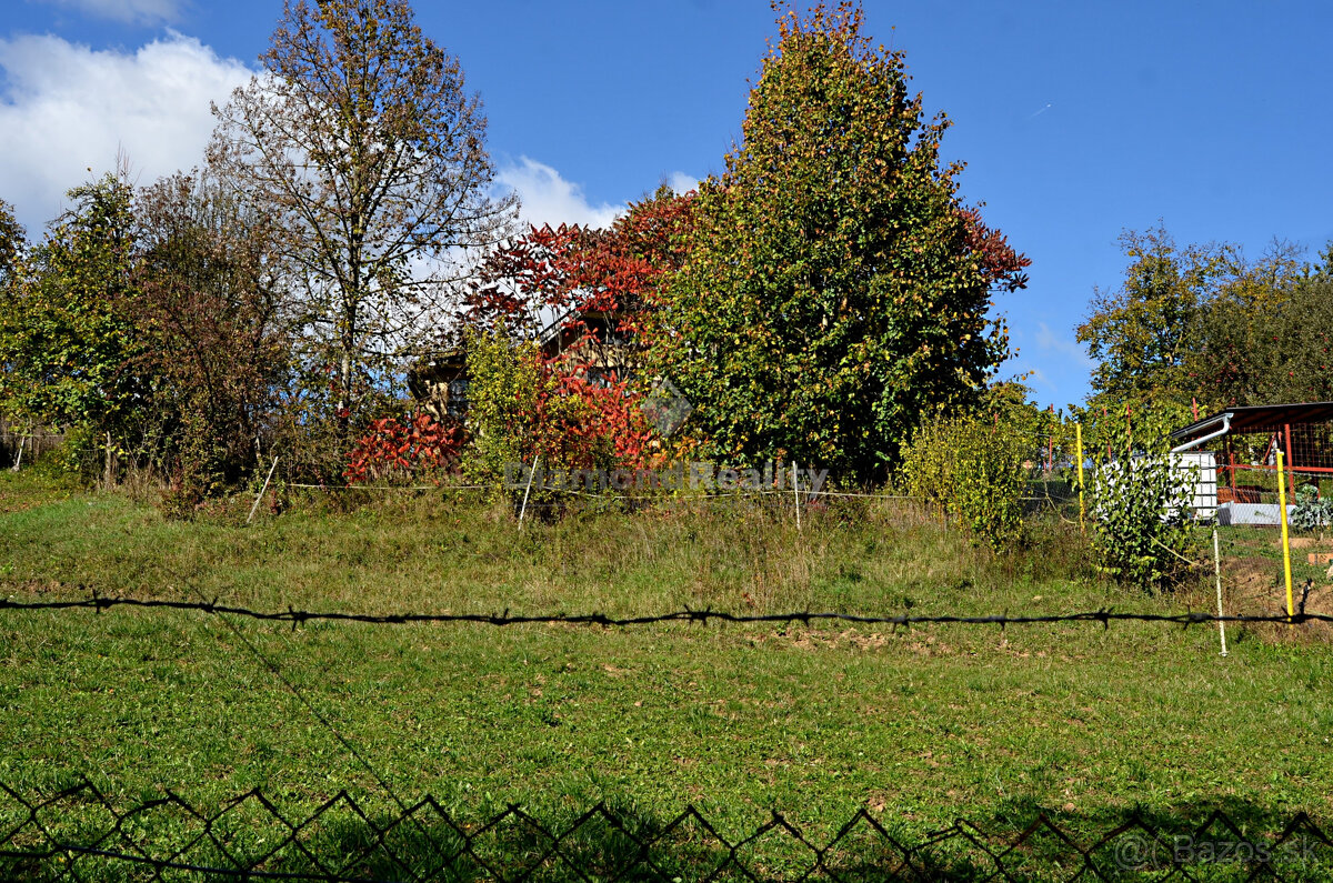 Stavebný, oplotený a slnečný pozemok s vinicou - obec Janík - 3