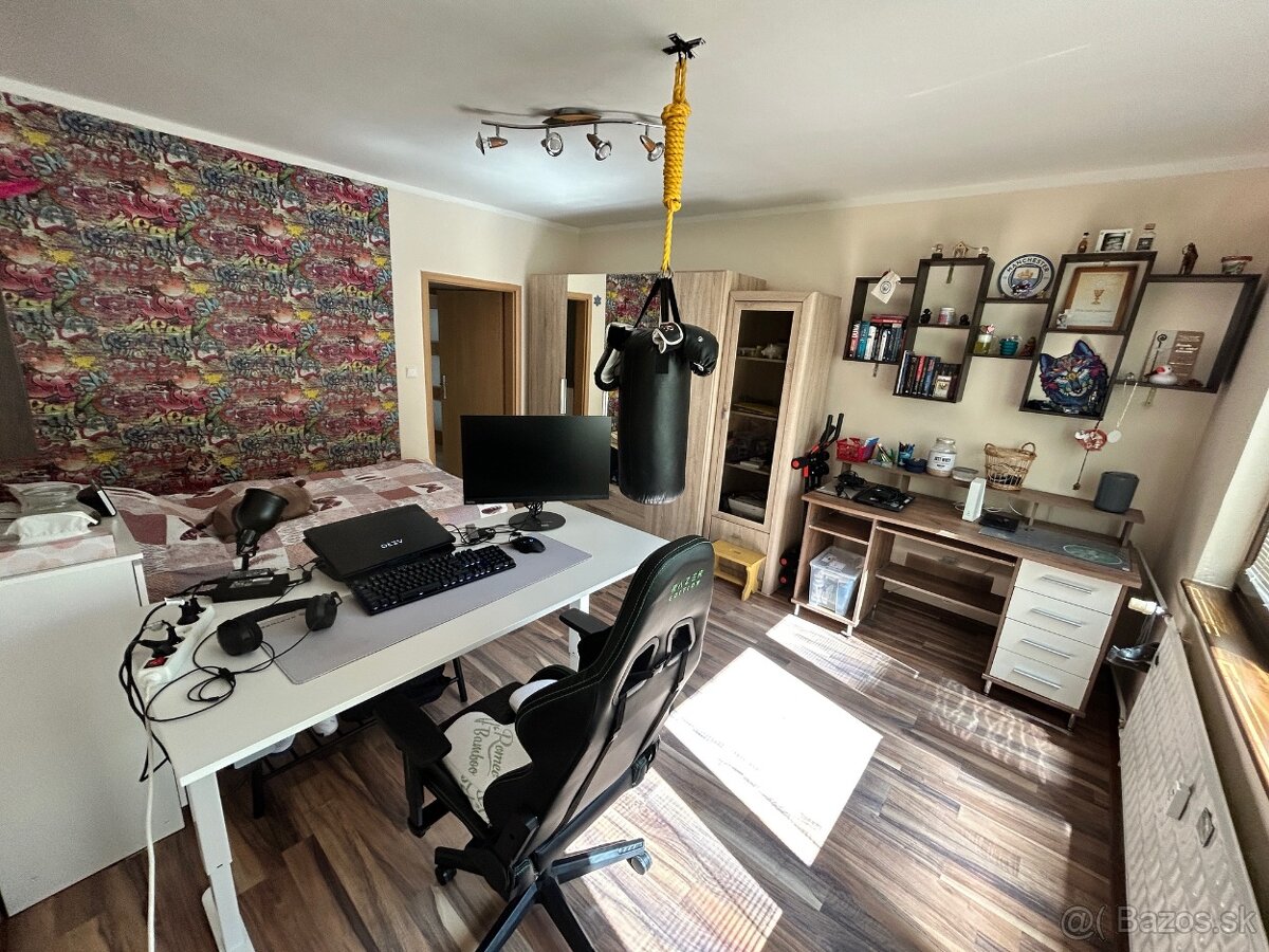 Predám veľký 3izbový byt s loggiou a pivnicou - 3