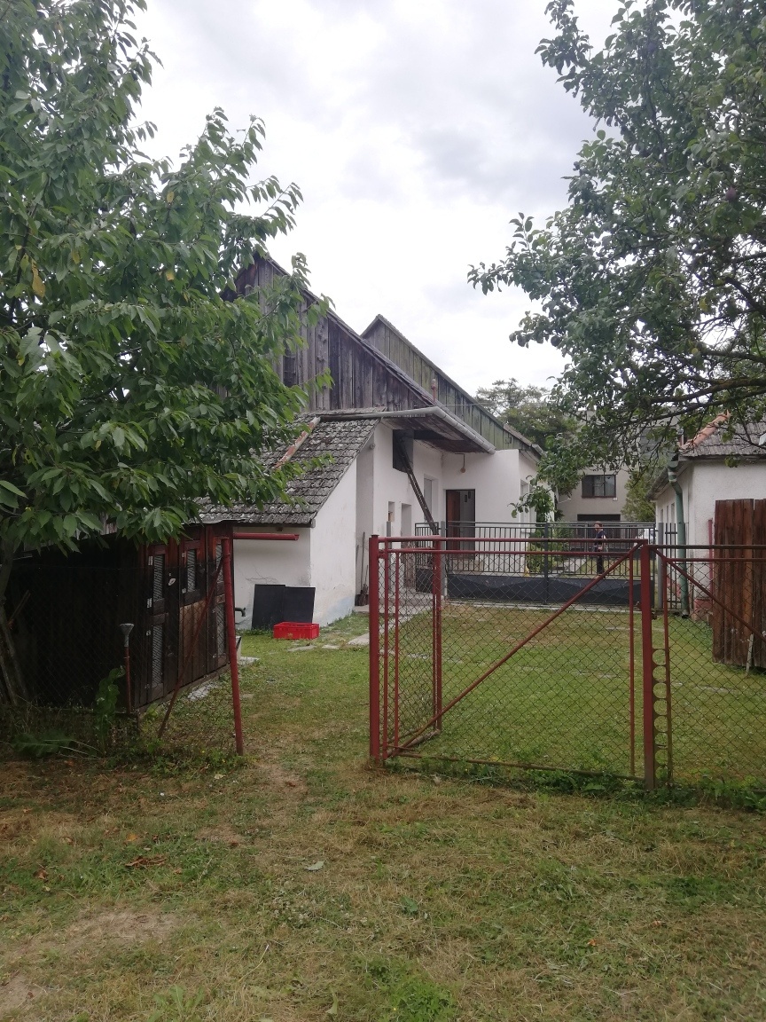 Starší rodinný dom s veľkým pozemkom - 3