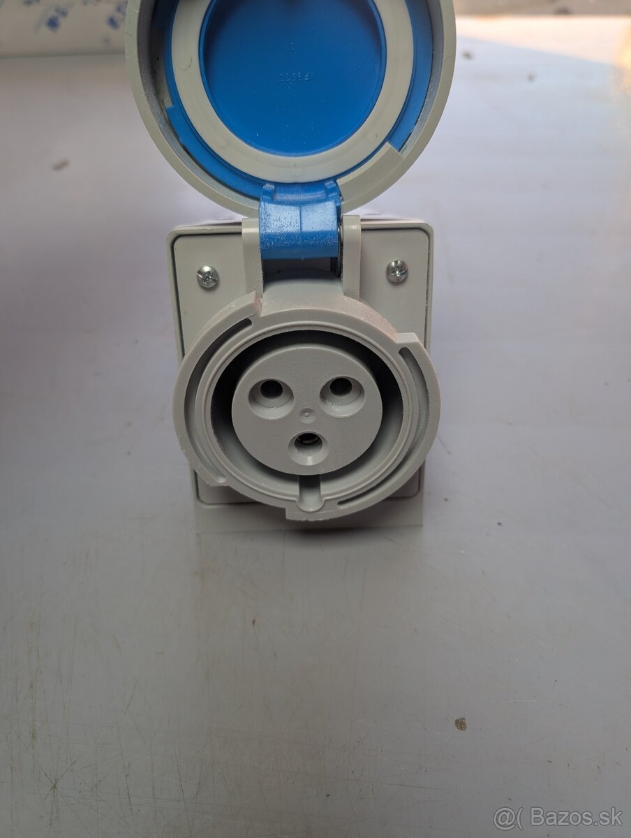 Zásuvka typ IZG 3232 IP 67 - 3