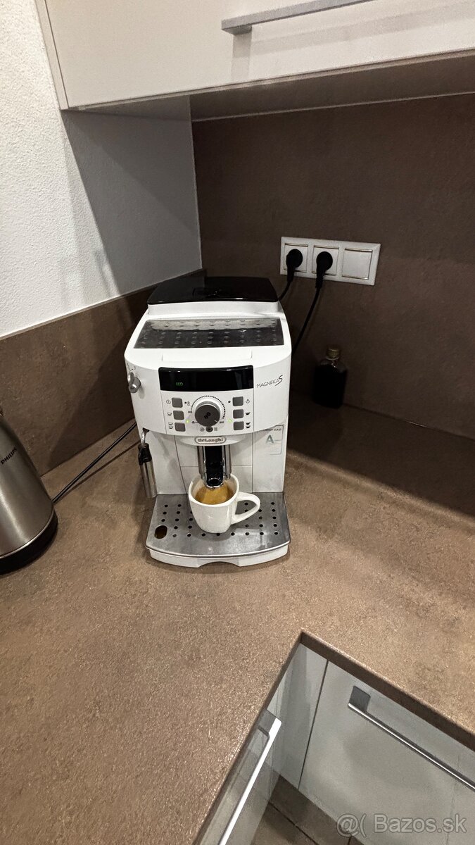 Kávovar Delonghi Magnifica - 3