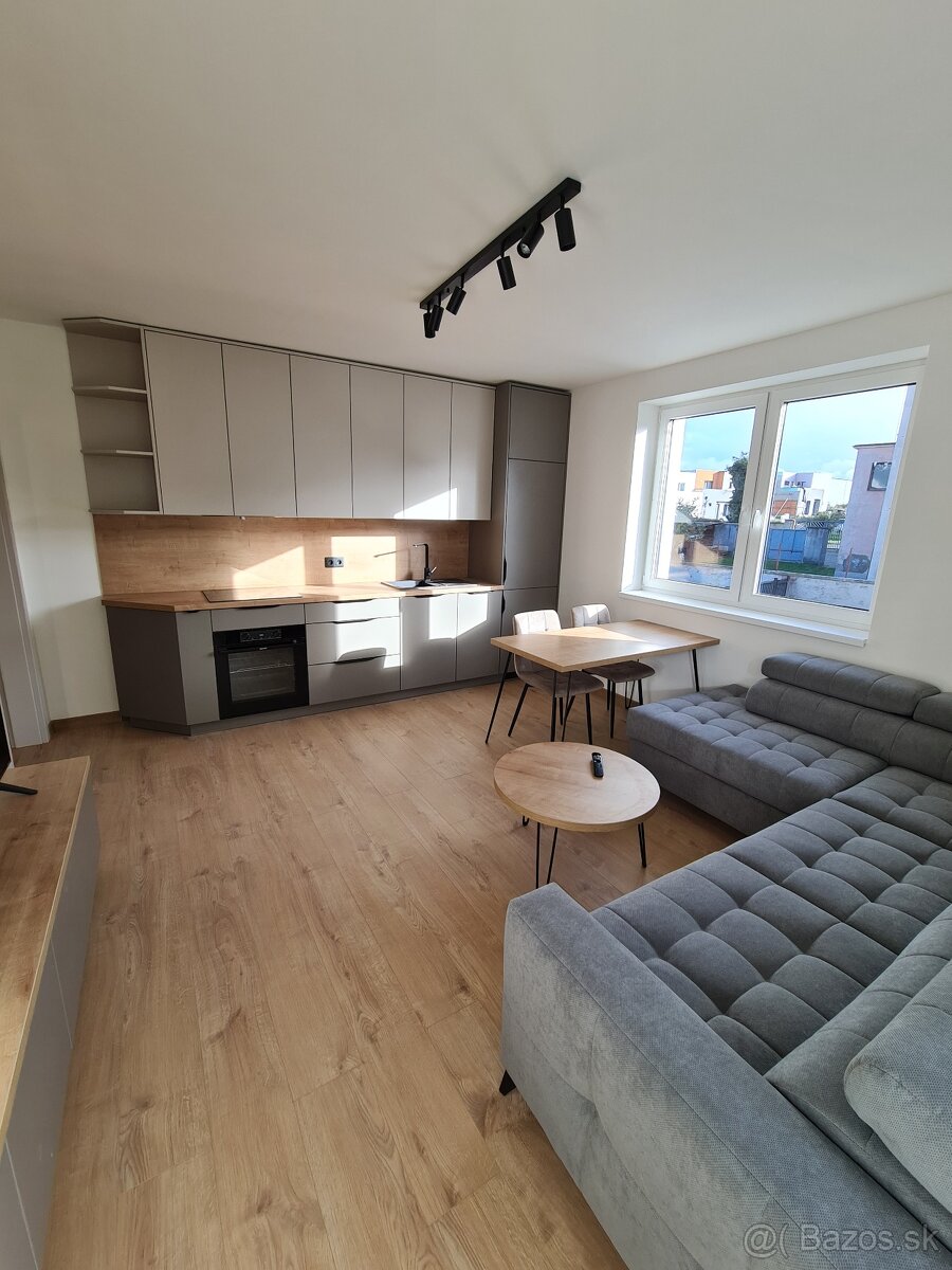 Na prenájom 3-izbový byt s balkónom a parkovacím miestom - 3