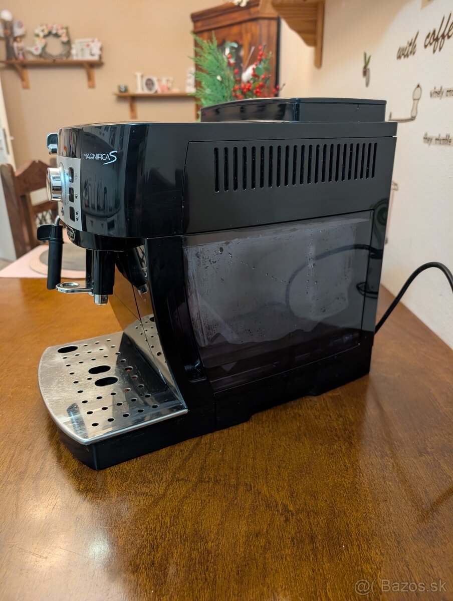 Čierny kávovar DeLonghi Magnifica S - 3
