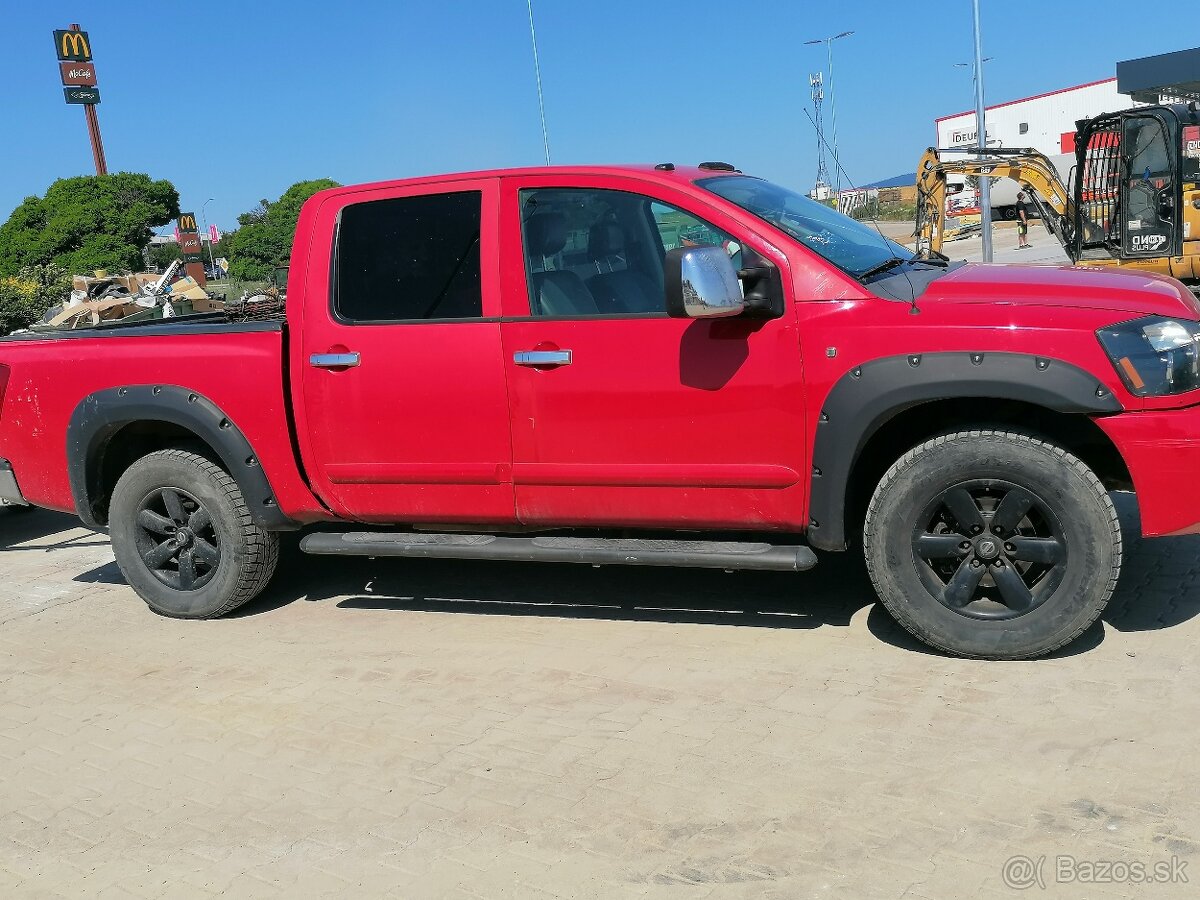 NISSAN TITAN V8